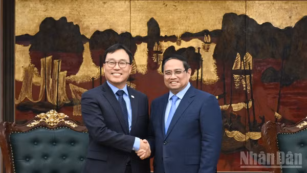 Thủ tướng Chính phủ Phạm Minh Chính và ông Choi Young Sam, Đại sứ Hàn Quốc tại Việt Nam. (Ảnh: TRẦN HẢI)