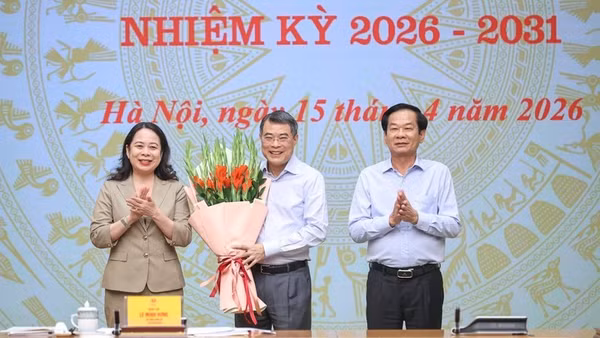 Phó Chủ tịch nước, Phó Chủ tịch Thứ nhất Hội đồng Thi đua-Khen thưởng Trung ương Võ Thị Ánh Xuân và Bộ trưởng Nội vụ, Phó Chủ tịch Thường trực Hội đồng Đỗ Thanh Bình tặng hoa chúc mừng Thủ tướng Lê Minh Hưng, Chủ tịch Hội đồng Thi đua-Khen thưởng Trung ương. (Ảnh: VGP/Nhật Bắc)