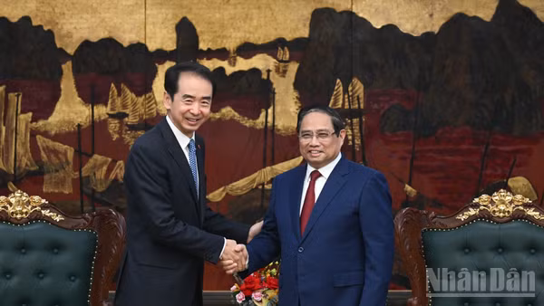 Thủ tướng Chính phủ Phạm Minh Chính và Đại sứ Trung Quốc tại Việt Nam Hà Vĩ. (Ảnh: Trần Hải)