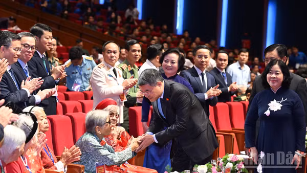 Thủ tướng Chính phủ Lê Minh Hưng ân cần thăm hỏi một Bà mẹ Việt Nam Anh hùng tại Hội nghị Tri ân người có công với cách mạng toàn quốc năm 2026. (Ảnh: TRẦN HẢI)