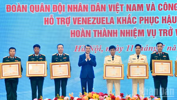 Thủ tướng Chính phủ Lê Minh Hưng trao Huân chương Bảo vệ Tổ quốc hạng Nhì và hạng Ba tặng các tập thể thuộc lực lượng cứu hộ, cứu nạn Quân đội nhân dân Việt Nam và Công an nhân dân Việt Nam tại Lễ tuyên dương. (Ảnh: Thanh Giang)