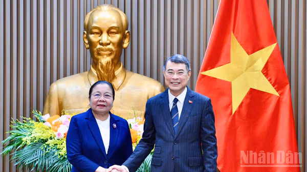 Thủ tướng Chính phủ Lê Minh Hưng và đồng chí Sisay Leudetmounsone, Ủy viên Bộ Chính trị, Bí thư Trung ương Đảng, Trưởng Ban Tổ chức Trung ương Đảng Nhân dân Cách mạng Lào. (Ảnh: THANH GIANG)