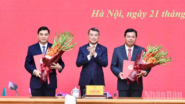Thủ tướng Chính phủ Lê Minh Hưng trao Quyết định và tặng hoa chúc mừng Quyền Bộ trưởng Nội vụ Nguyễn Tiến Hải và Thứ trưởng Thường trực Dân tộc và Tôn giáo Nguyễn Hoài Anh. (Ảnh: Thanh Giang)