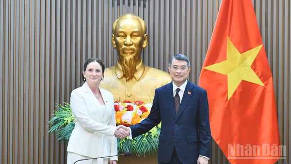 Thủ tướng Chính phủ Lê Minh Hưng và Đại sứ New Zealand tại Việt Nam Caroline Beresford. (Ảnh: Thanh Giang)