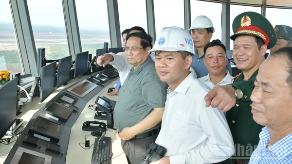 Thủ tướng Chính phủ Phạm Minh Chính kiểm tra tháp kiểm soát không lưu của Cảng hàng không quốc tế Long Thành. (Ảnh: Thanh Giang)