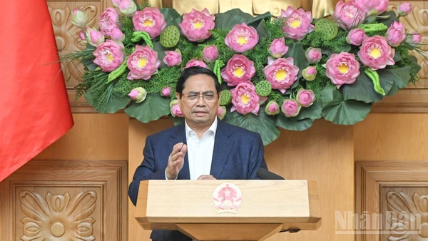 Thủ tướng Chính phủ Phạm Minh Chính chủ trì cuộc họp rà soát, đẩy nhanh tiến độ triển khai "Chiến dịch Quang Trung" thần tốc xây dựng lại, sửa chữa nhà cửa cho người dân vùng bị thiên tai. (Ảnh: Trần Hải)