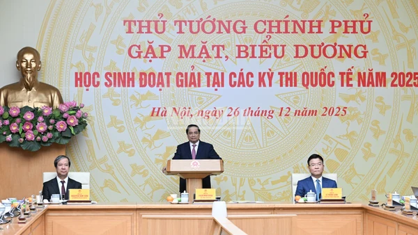 Thủ tướng Chính phủ Phạm Minh Chính chủ trì gặp mặt, biểu dương các học sinh đoạt các giải tại các kỳ thi quốc tế năm 2025. (Ảnh: Trần Hải)