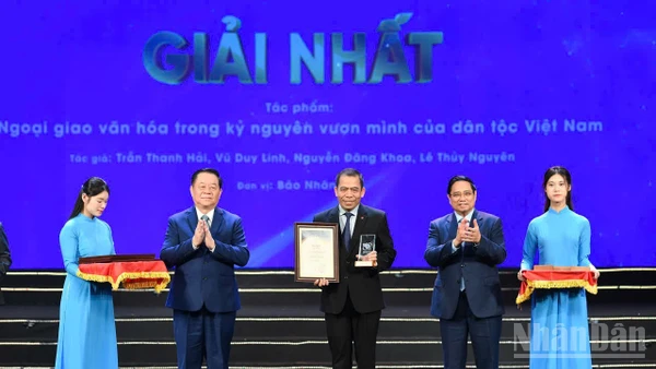 Thủ tướng Chính phủ Phạm Minh Chính và đồng chí Nguyễn Trọng Nghĩa trao Giải Nhất tặng đại diện nhóm tác giả của Báo Nhân Dân ở Hạng mục Ảnh - Ngoại giao văn hóa trong kỷ nguyên vươn mình của dân tộc Việt Nam. (Ảnh: THẾ ĐẠI)