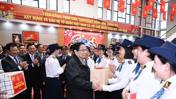 Thủ tướng Chính phủ Phạm Minh Chính tặng quà động viên, chúc Tết cán bộ, nhân viên Tổng Công ty Đường sắt Việt Nam đang ứng trực phục vụ việc vận tải dịp Tết Nguyên đán. (Ảnh: TRẦN HẢI)