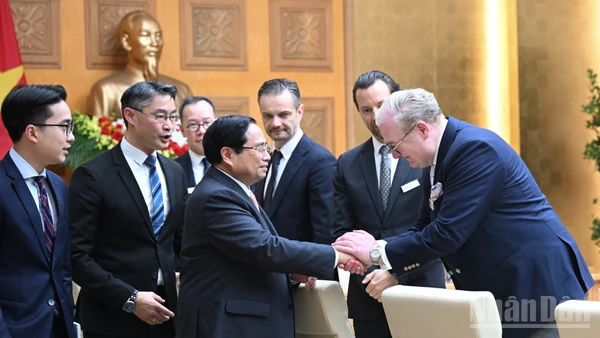 Thủ tướng Chính phủ Phạm Minh Chính với các doanh nghiệp của Thụy Sĩ và châu Âu. (Ảnh: TRẦN HẢI)