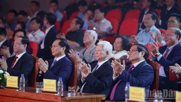 Thủ tướng Chính phủ Phạm Minh Chính và các đồng chí lãnh đạo, nguyên Lãnh đạo Đảng, Nhà nước dự Chương trình Nghệ thuật chính luận " Thủ tướng Phạm Văn Đồng - Trọn đời vì nước, vì dân". (Ảnh: Nhật Bắc/VGP)