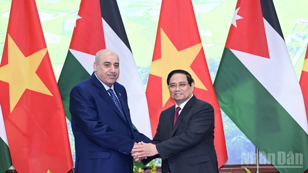 Thủ tướng Chính phủ Phạm Minh Chính và Chủ tịch Hạ viện Jordan Mazen Turki El Qadi. (Ảnh: Trần Hải)