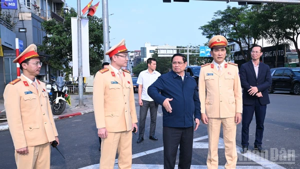 Thủ tướng Chính phủ Phạm Minh Chính đi kiểm tra thực tế công tác điều tiết giao thông tại nút giao Nguyễn Văn Cừ-Ngọc Thụy (Hà Nội) của lực lượng Cảnh sát giao thông. (Ảnh: Trần Hải)