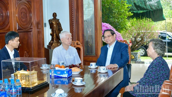Thủ tướng Chính phủ Phạm Minh Chính thăm, chúc Tết nguyên Chủ tịch nước Nguyễn Minh Triết. (Ảnh: THANH GIANG)