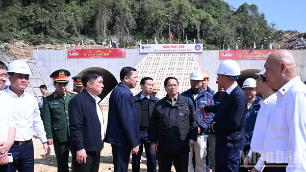 Thủ tướng Chính phủ Phạm Minh Chính đi thị sát, kiểm tra việc thi công tuyến cao tốc Đồng Đăng-Trà Lĩnh tại vị trí Hầm Thất Khê. (Ảnh: Trần Hải)