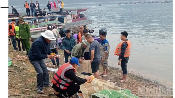 Đưa thi thể nạn nhân vào bờ. 