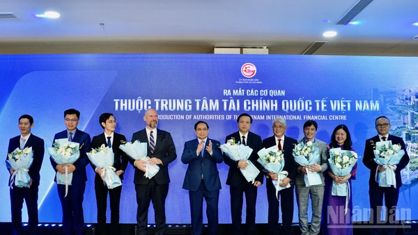 Thủ tướng Chính phủ Phạm Minh Chính chúc mừng sự ra mắt các cơ quan trực thuộc Trung tâm Tài chính quốc tế Việt Nam. (Ảnh: THANH GIANG)
