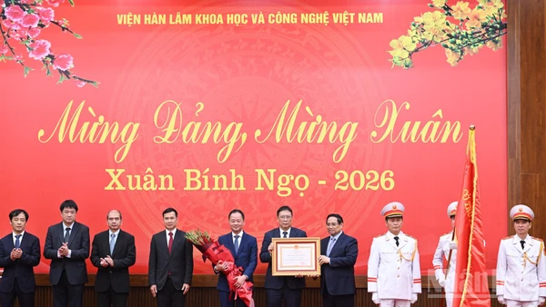 Thay mặt Lãnh đạo Đảng, Nhà nước, Thủ tướng Phạm Minh Chính trao Huân chương Lao động hạng Nhất tặng Viện Hàn lâm Khoa học và Công nghệ Việt Nam. (Ảnh: TRẦN HẢI)