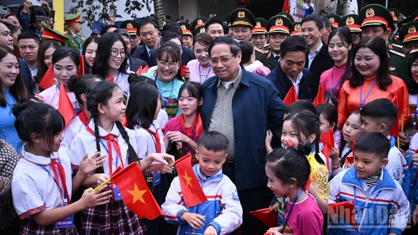 Thủ tướng Chính phủ Phạm Minh Chính ân cần thăm hỏi thầy cô, học sinh Trường Tiểu học Cẩm Thạch. (Ảnh: TRẦN HẢI)