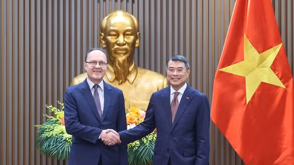 Thủ tướng Chính phủ Lê Minh Hưng và Đại sứ Liên bang Nga tại Việt Nam Gennady Bezdetko. (Ảnh: VGP/Nhật Bắc)