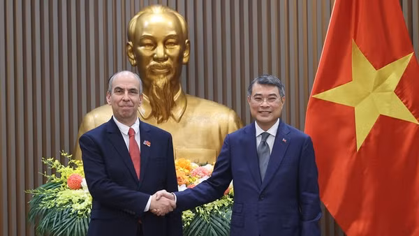 Thủ tướng Chính phủ Lê Minh Hưng và đồng chí Rogelio Polanco Fuentes, Đại sứ Cuba tại Việt Nam. (Ảnh: VGP/Nhật Bắc)