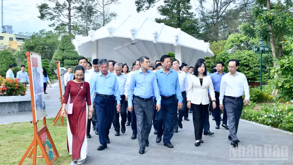 Thủ tướng Chính phủ Lê Minh Hưng và Đoàn công tác tại khu vực Mộ Cụ Phó bảng Nguyễn Sinh Sắc. (Ảnh: Thanh Giang)