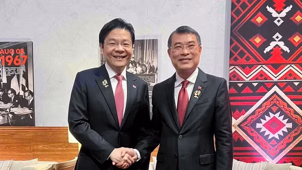 Thủ tướng Lê Minh Hưng gặp Thủ tướng Singapore Lawrence Wong. (Ảnh: VGP)