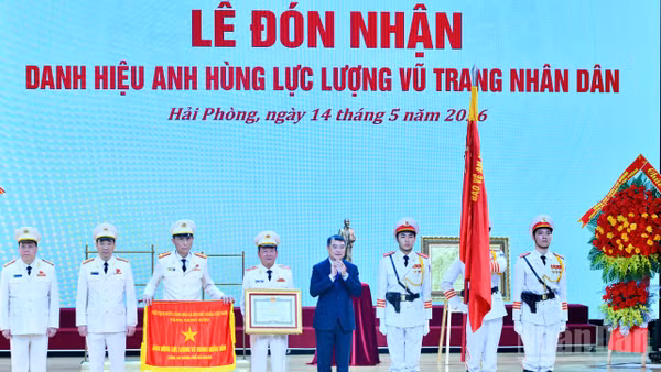 Thủ tướng Chính phủ Lê Minh Hưng trao Danh hiệu Anh hùng Lực lượng vũ trang nhân dân tặng Công an thành phố Hải Phòng. (Ảnh: THANH GIANG)