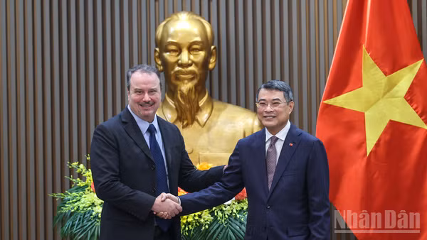 Thủ tướng Chính phủ Lê Minh Hưng và Đại sứ Rick Switzer, Phó Đại diện Thương mại Hoa Kỳ. (Ảnh: THANH GIANG)