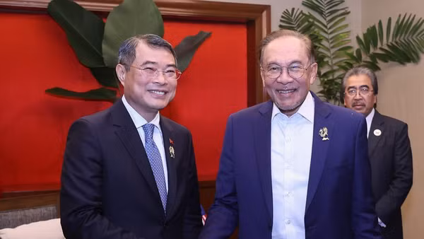 Thủ tướng Chính phủ Lê Minh Hưng gặp gỡ Thủ tướng Malaysia Anwar Ibrahim. (Ảnh: VGP/Nhật Bắc)