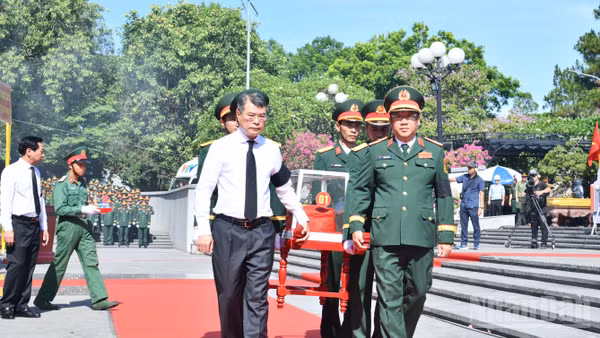 Thủ tướng Chính phủ Lê Minh Hưng cùng lãnh đạo Bộ Quốc phòng di chuyển hài cốt liệt sĩ về vị trí an táng. (Ảnh: Thanh Giang)