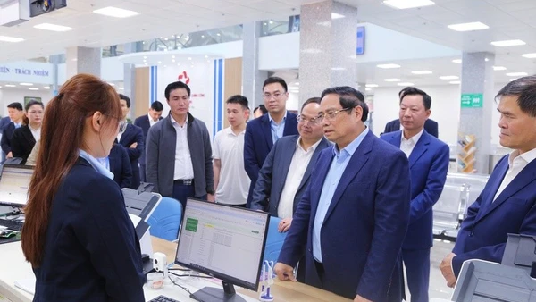 Thủ tướng Chính phủ Phạm Minh Chính thăm Trung tâm phục vụ hành chính công tỉnh Quảng Ninh. (Ảnh: VGP/Nhật Bắc)