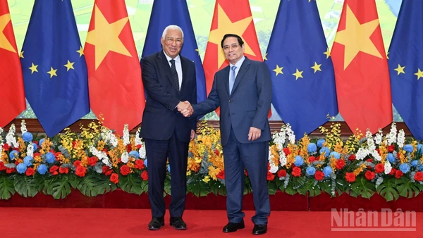 Thủ tướng Chính phủ Phạm Minh Chính và Chủ tịch Hội đồng châu Âu António Costa. (Ảnh: TRẦN HẢI)