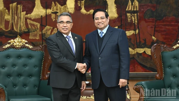 Thủ tướng Chính phủ Phạm Minh Chính và Đại sứ Philippines tại Việt Nam Meynardo Los Banos Montealegre. (Ảnh: Trần Hải)