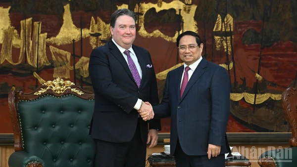 Thủ tướng Chính phủ Phạm Minh Chính và Đại sứ Hoa Kỳ tại Việt Nam Marc E.Knapper. (Ảnh: TRẦN HẢI)