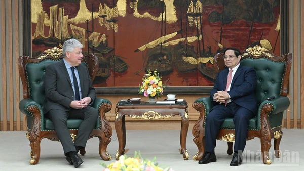 Thủ tướng Phạm Minh Chính tiếp ông Eduard Stiphout, Phó Chủ tịch Tập đoàn ASML, Hà Lan. (Ảnh: Trần Hải)