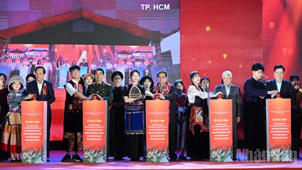 Thủ tướng Chính phủ Phạm Minh Chính, các đồng chí lãnh đạo thực hiện nghi thức khởi công đồng loạt các trường. (Ảnh: Trần Hải)