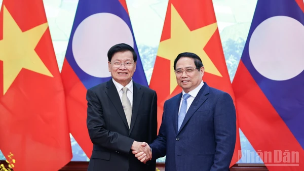 Thủ tướng Chính phủ Phạm Minh Chính và Tổng Bí thư, Chủ tịch nước Lào Thongloun Sisoulith. (Ảnh: TRẦN HẢI)