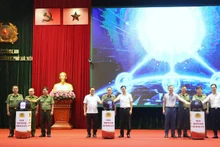 Các đại biểu thực hiện nghi thức phát động phong trào "Bình dân học vụ số".