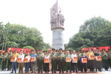 Đoàn Công tác Công an thành phố Hà Nội tặng quà các gia đình chính sách xã Minh Thanh.