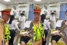 Cảnh sát giao thông kịp thời hỗ trợ đưa người bị đột quỵ trên cao tốc đến bệnh viện cấp cứu.
