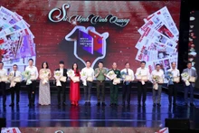 Bộ trưởng Công an Lương Tam Quang trao Kỷ niệm chương "Bảo vệ an ninh Tổ quốc" tặng các cá nhân có thành tích xuất sắc.