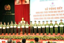 Các học viên nhận giấy chứng nhận hoàn thành khóa học.