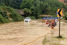 Mưa lớn gây ngập úng tại Km35 Quốc lộ 2, đoạn qua địa phận huyện Hàm Yên, tỉnh Tuyên Quang.