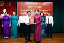 Đồng chí Hà Thị Nga, Bí thư Tỉnh ủy Tuyên Quang trao quyết định bổ nhiệm đồng chí Mai Đức Thông giữ chức vụ Tổng Biên tập Báo và Đài Phát thanh-Truyền hình tỉnh Tuyên Quang.