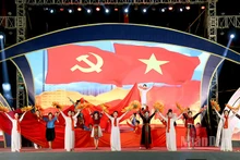 Tiết mục văn nghệ ca ngợi quê hương đất nước đặc sắc tại lễ khai mạc.