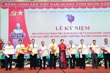 Đồng chí Hà Thị Nga, Ủy viên Trung ương Đảng, Bí thư Tỉnh ủy, Trưởng Đoàn đại biểu Quốc hội tỉnh Tuyên Quang trao bằng khen cho các tập thể.