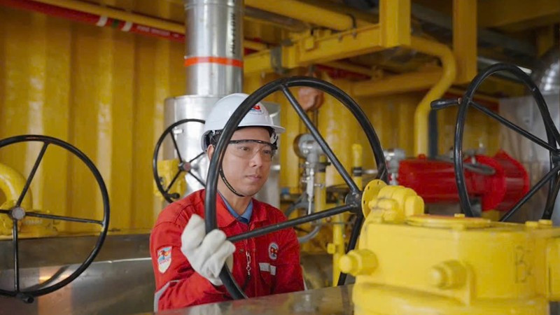 Thợ vận hành mở van trên giàn CPP-KNT. 51.jpg