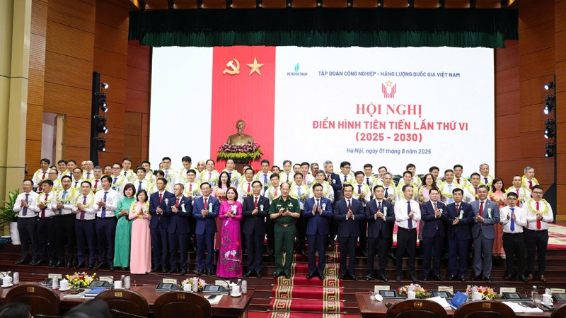 Các đại biểu dự hội nghị chụp ảnh lưu niệm. 71.jpg