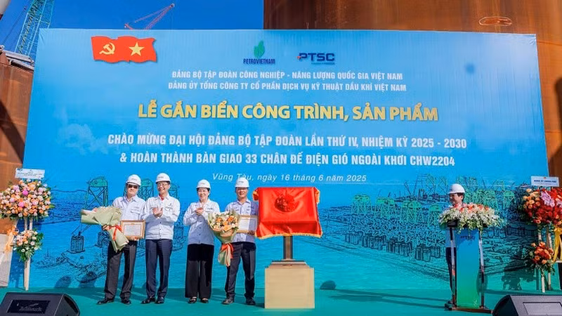 Lãnh đạo Đảng ủy Chính phủ và Petrovietnam trao quyết định và tặng hoa chúc mừng tập thể PTSC.